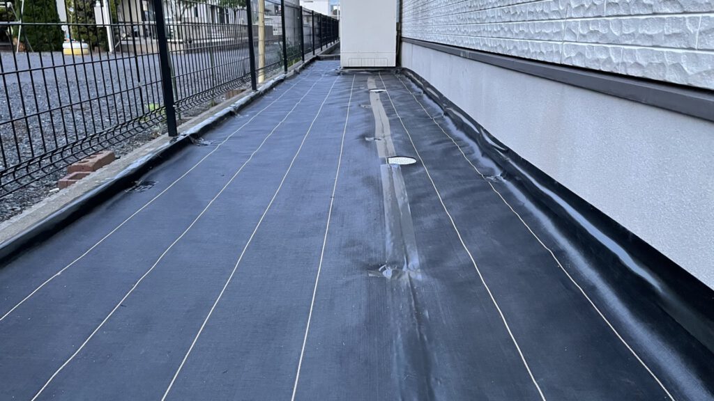 家の周りに防草シートを貼る