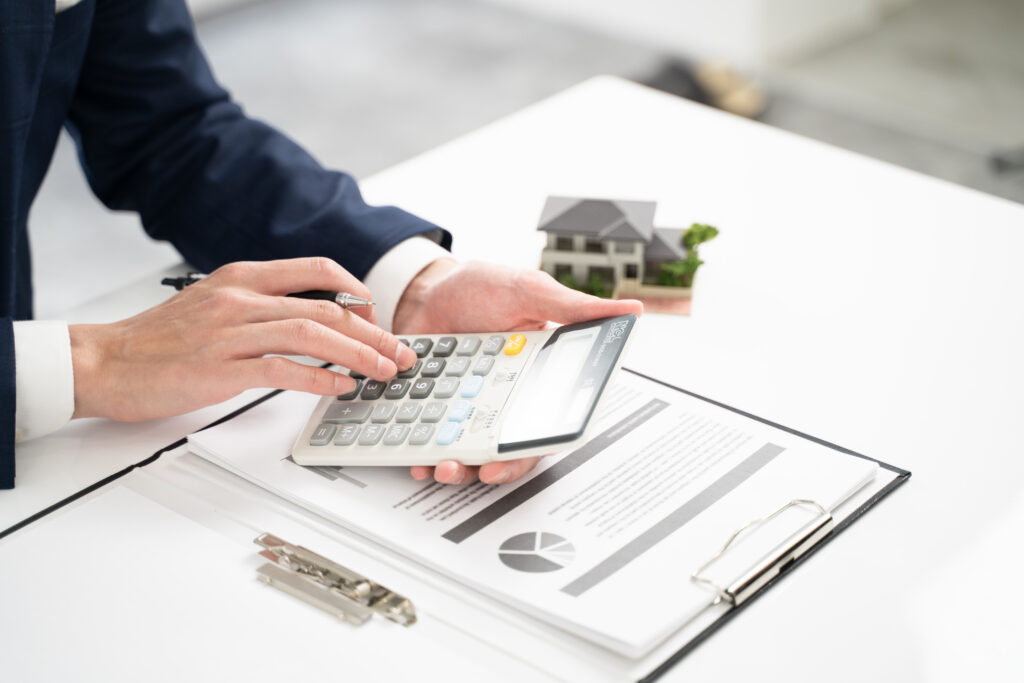 電卓で計算する作業員